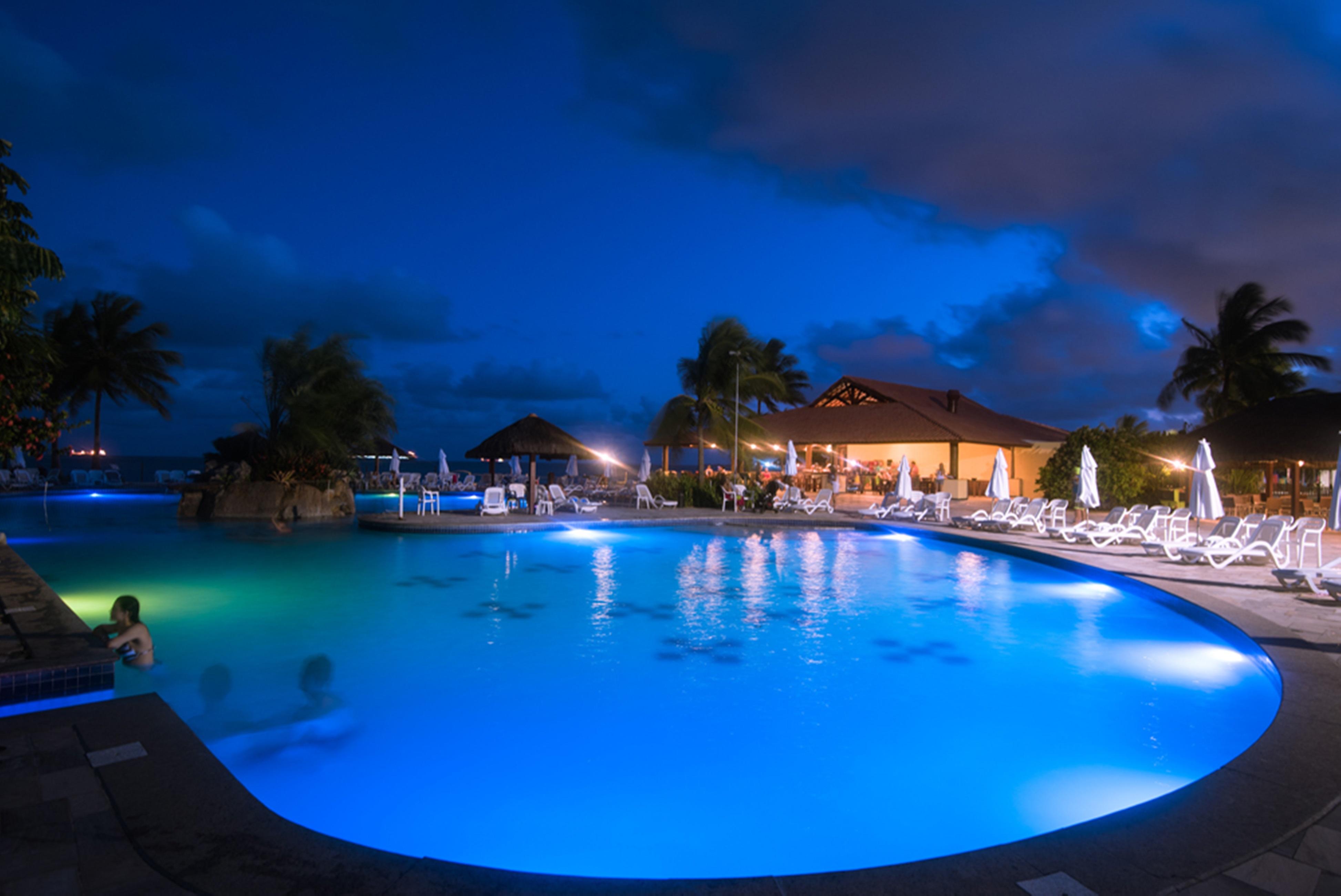 Vila Gale Cabo Cabo de Santo Agostinho Exterior photo The swimming pool at night
